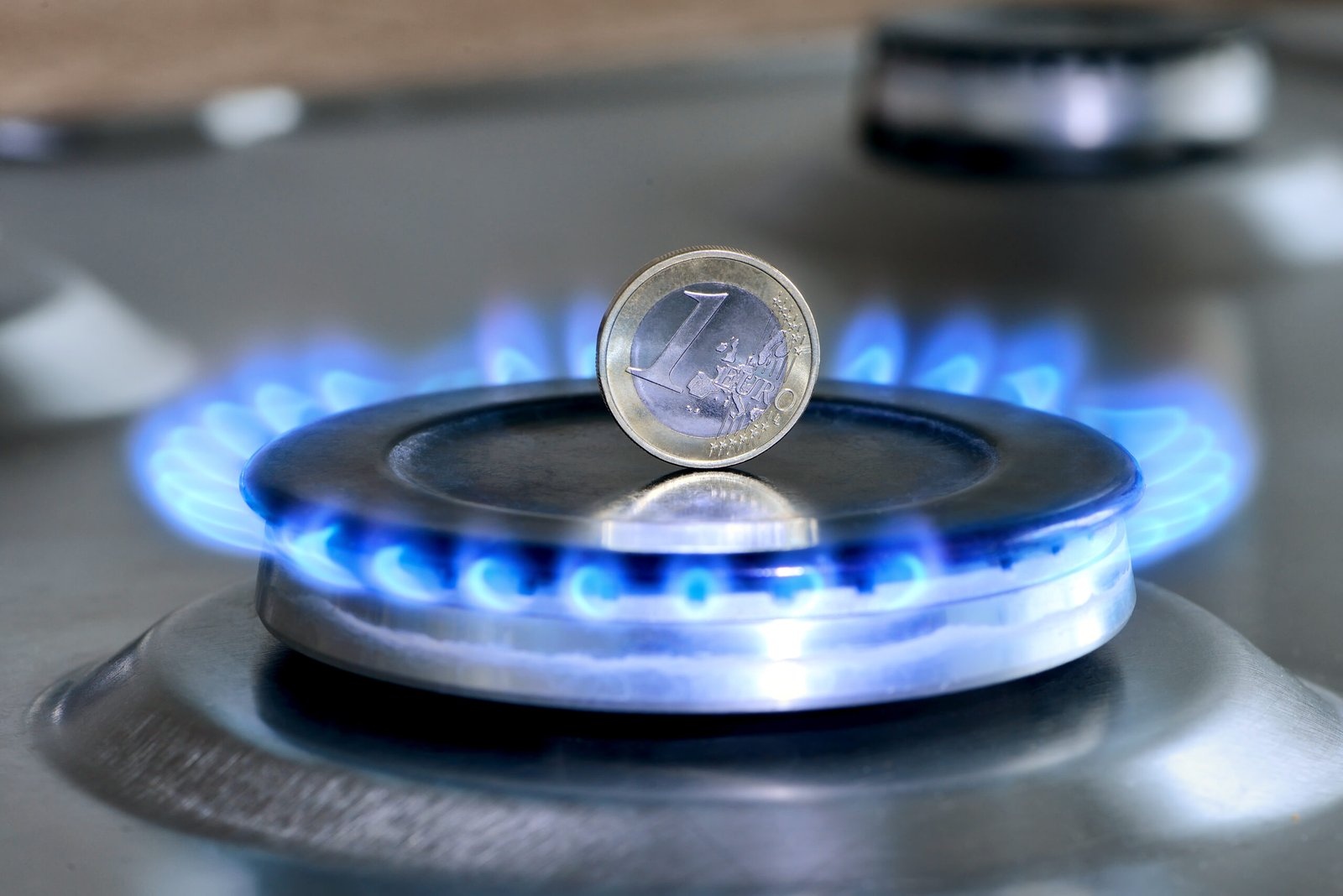 Pièce de 1 euro en équilibre sur une flamme de gaz